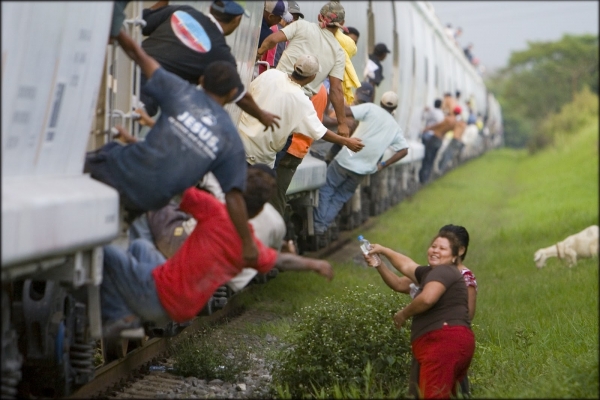 Los inmigrantes viajan indocumentados o embarazadas para intentar evitar la repatriación